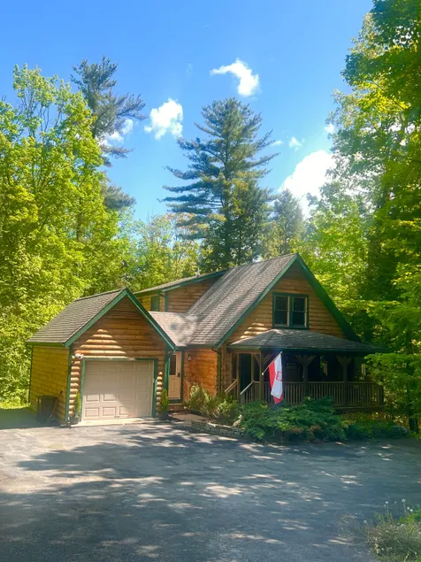 Cozy Lake George Log Cabin - Image 1