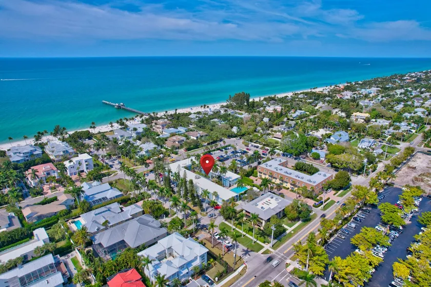 Luxury Charmer steps to Naples Pier & beach - Image 1