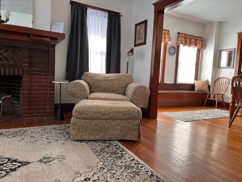 Comfy Neighborhood Home - Image 1