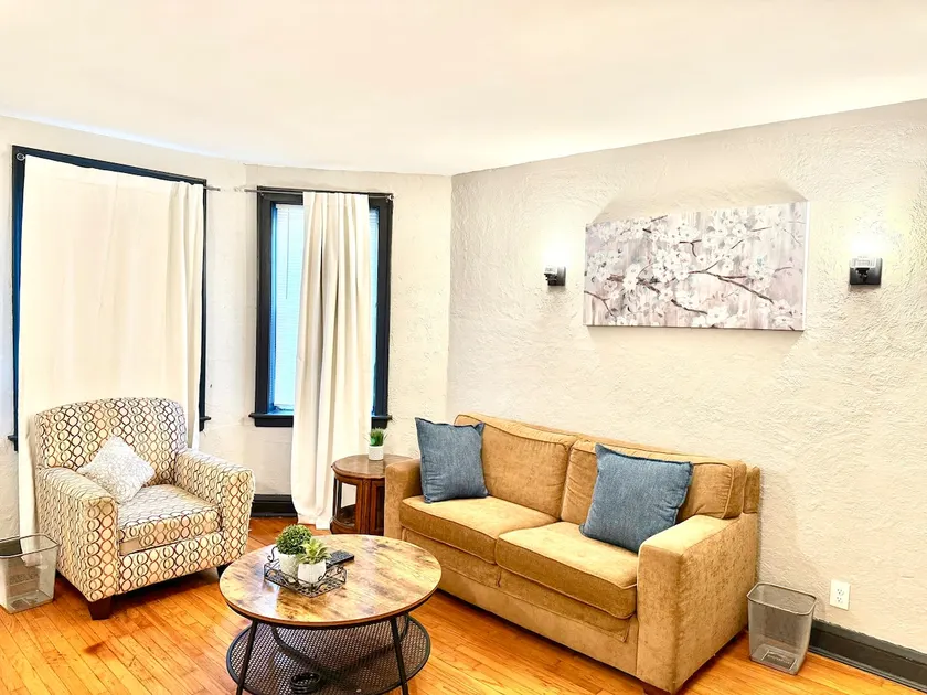 Modern 1BR Near Midway - CTA Train - Golf Nearby - Image 1