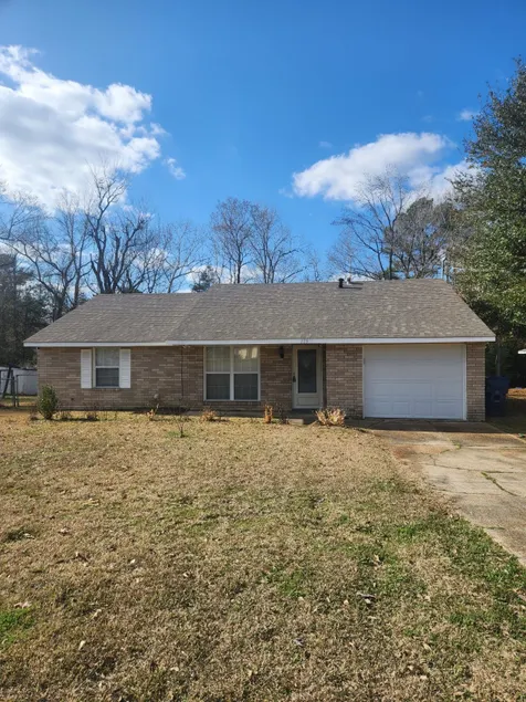 Inviting 3BR - A Stone's Throw From Fort Johnson! - Image 1