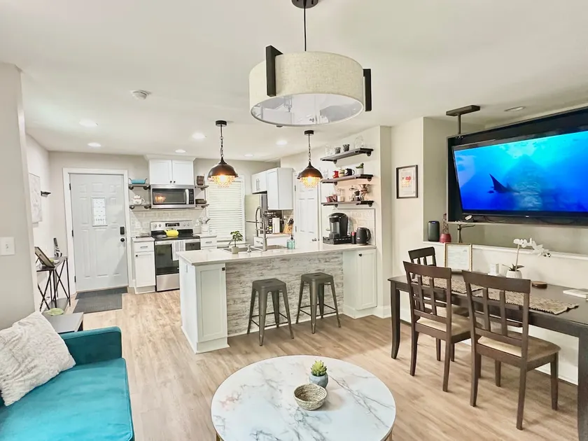 Private Cottage w/ City Views - Image 1