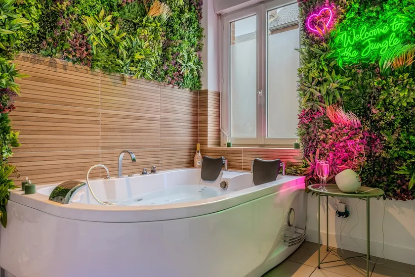Jungle Love – Romantic Suite & Balneo & Tropical - Image 1