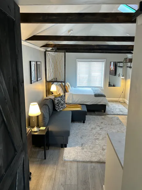 Clean & Cozy Detached Home - Image 1
