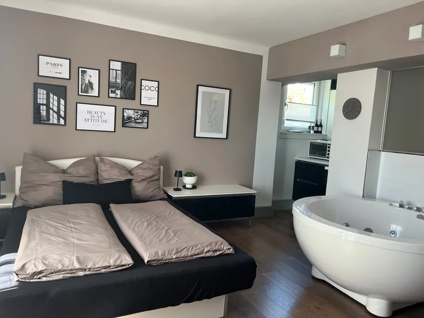 Modern Apartment – Hot Tub, Waterbed & Balcony - Image 1