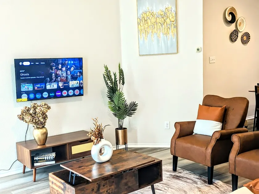 Luxury Living at Your Doorstep|3 BR |2 BA Sleeps 6 - Image 1
