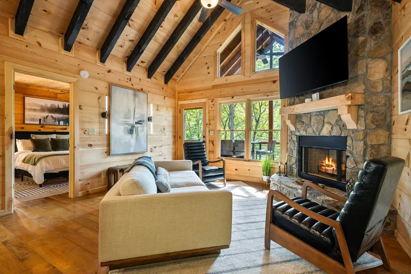 Rayne’s Retreat|King Suites|Hot tub|Lake Access - Image 1