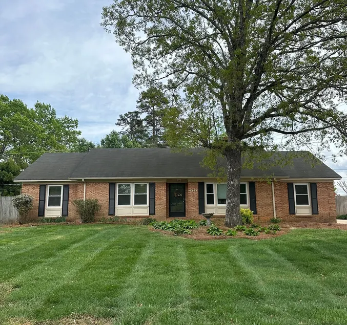 Cozy, country home w convenience - Image 1