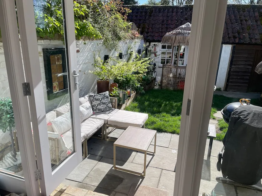 Grantchester Cambridge pet friendly home parking - Image 1