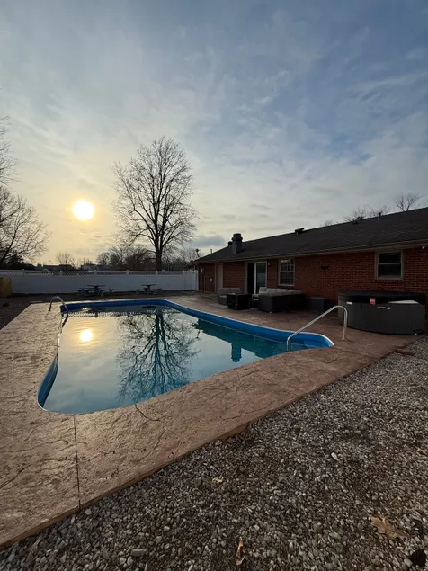 Heated Swimming Pool+ Hot Tub+Sleeps 10 - Image 1