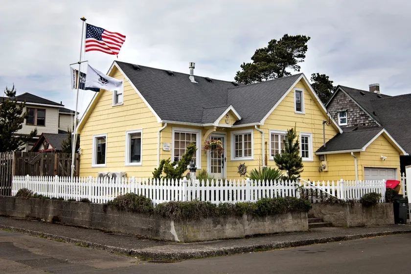 The Gull Cottage- Steps from Downtown & Beach - Image 1