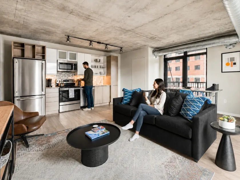 5 Star Luxury Flat: FREE Parking & Rooftop Pool - Image 1