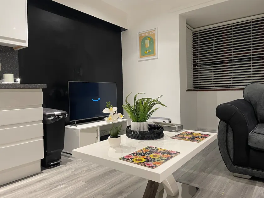 “Modern 1 Bed Flat • Near London & Bluewater! - Image 1