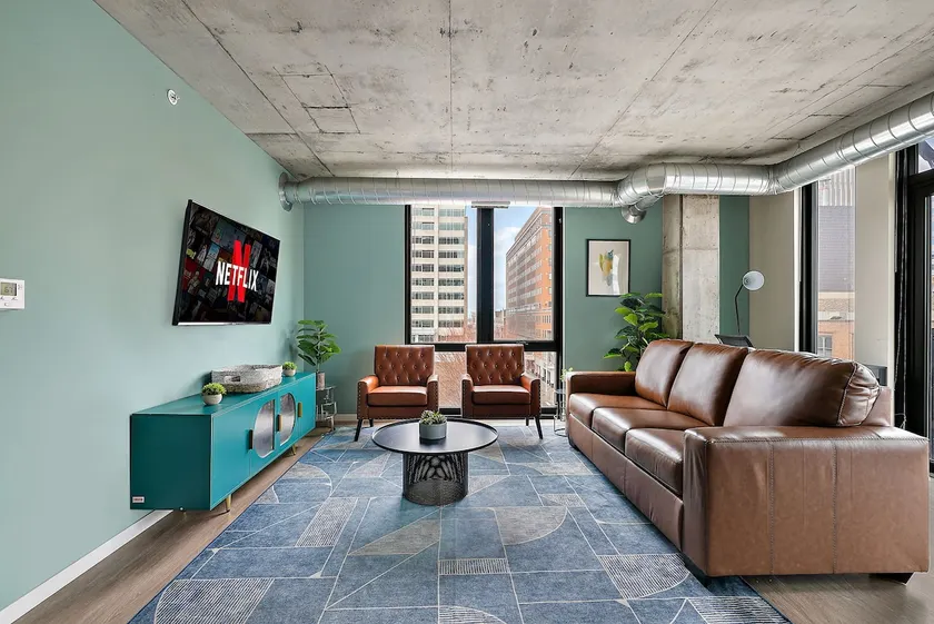Luxurious Downtown Condo: Rooftop Pool & Lounge - Image 1