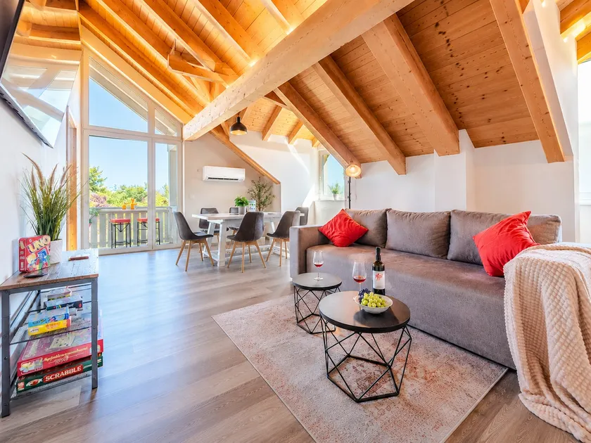 Bright Lake View Apartment with Balcony and Air Conditioning - Image 1