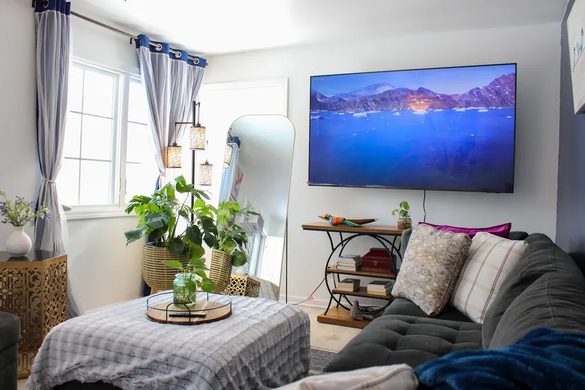 Whispering Feathers, Smart TV, King Bed, WiFi - Image 1