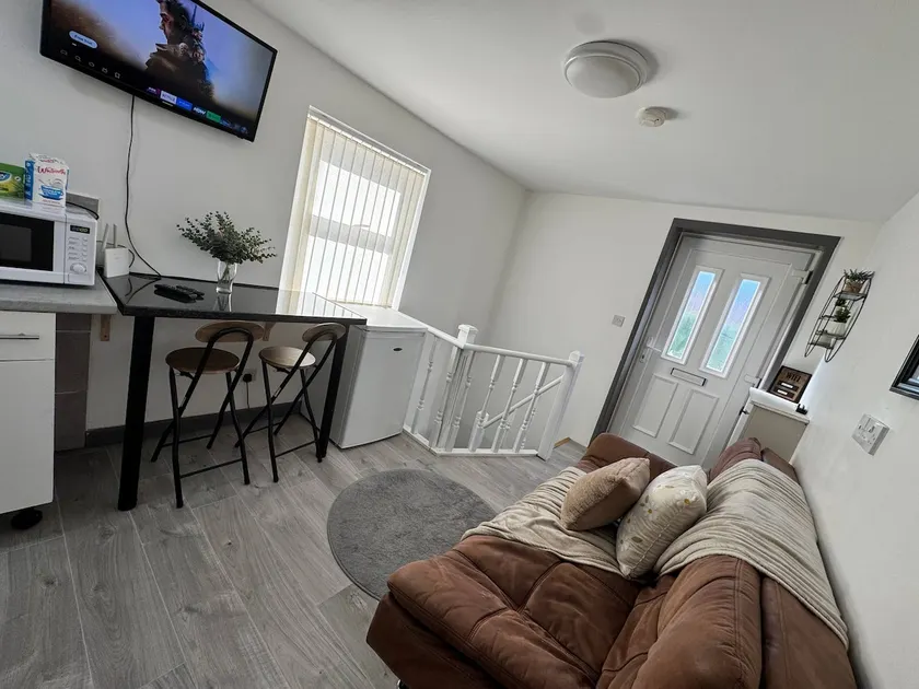 Flat 5 min From Stadium - Image 1