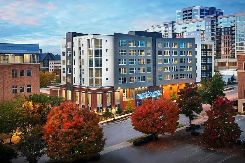 Stylish Hotel Room in the Heart of Greenville - Image 1