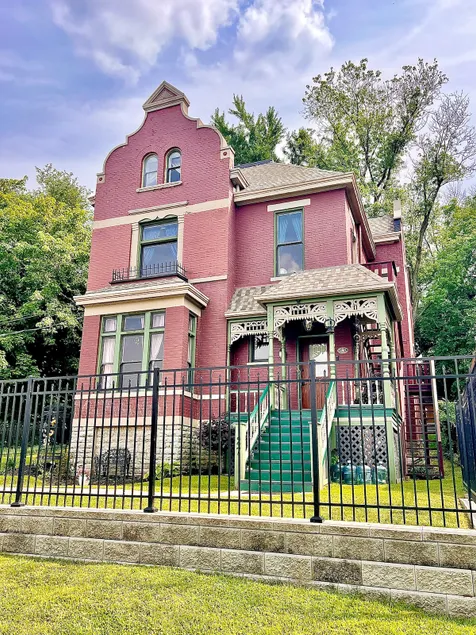 Victorian Riverfront Estate mins from Cincinnati - Image 1