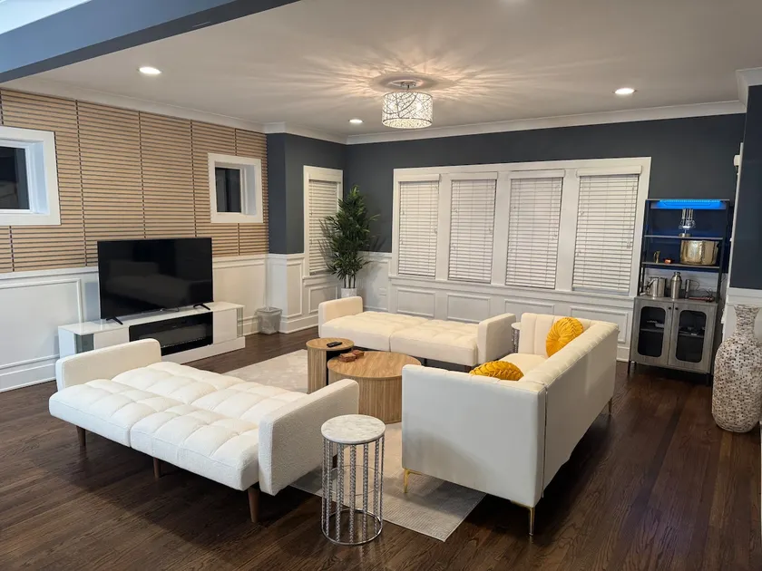 Stunning Modern& Spacious Sleeps 16 - Image 1