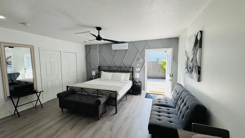 Private apt, king bed, laundry inside - Image 1