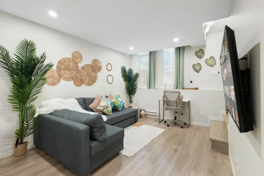 Tropical-Caribbean Vibe|AC|Slps 4|Kg Bd|Prkg|Patio - Image 1