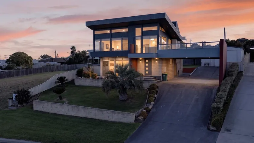 Nautilus - Modern Lakeside Escape - Image 1