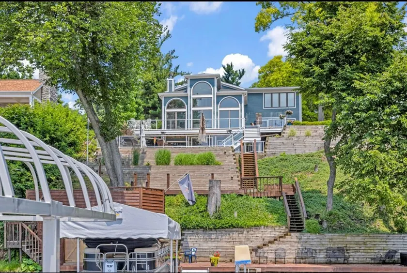 Big Blue Haven: Lakeside Home Sleeps 24 - Image 1