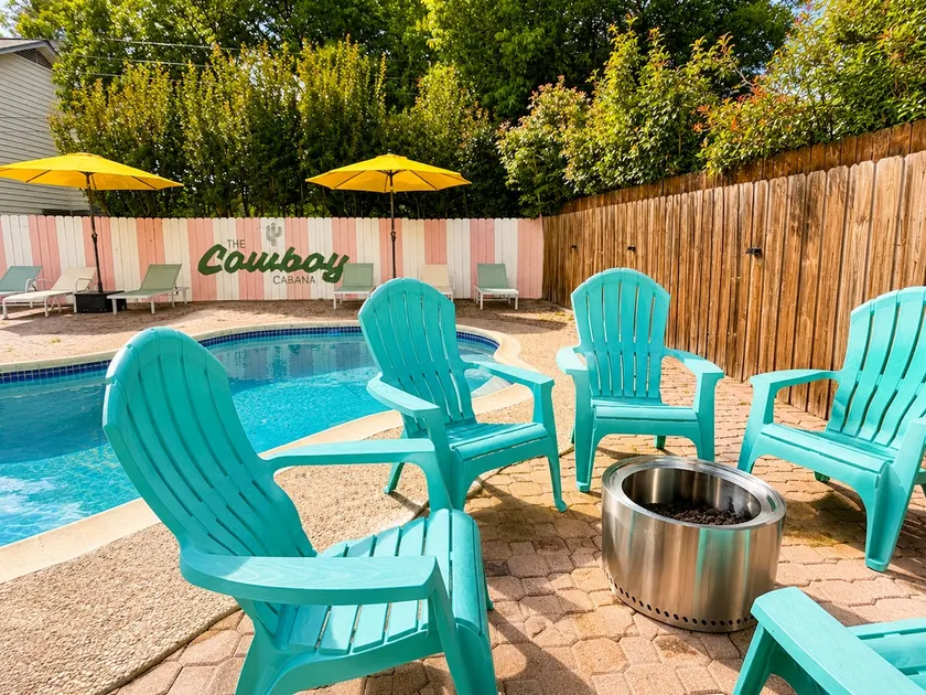 Cowboy Cabana - Pool/Hot Tub/Makeup Bar/Sleeps 15 - Image 1