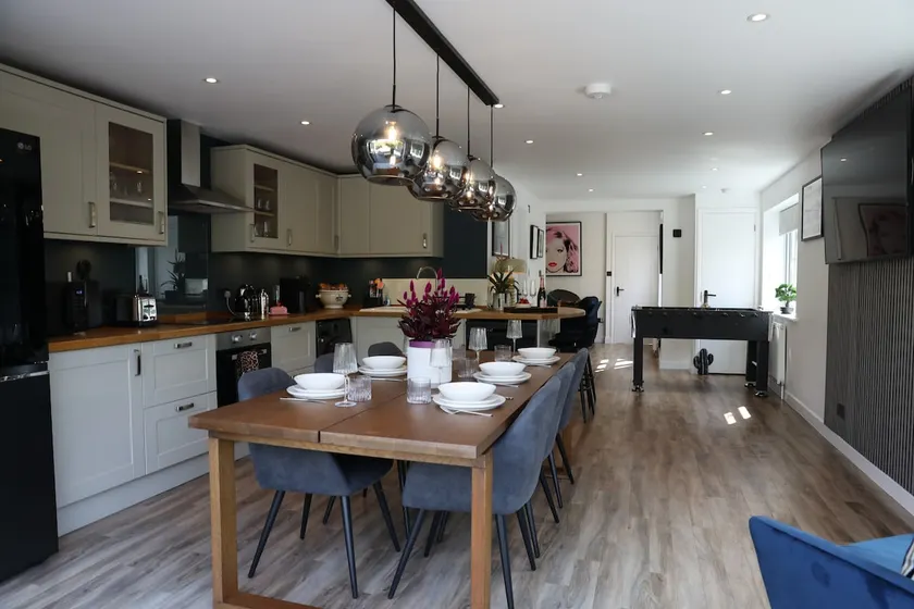 Cosy Home; New Refurbished Home and Double Parking - Image 1