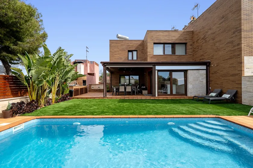 Beautiful villa with pool close to the beach - Image 1