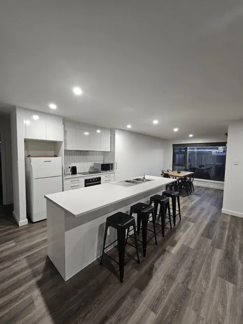 Newly furnished near shops & fairy penguin tours - Image 1