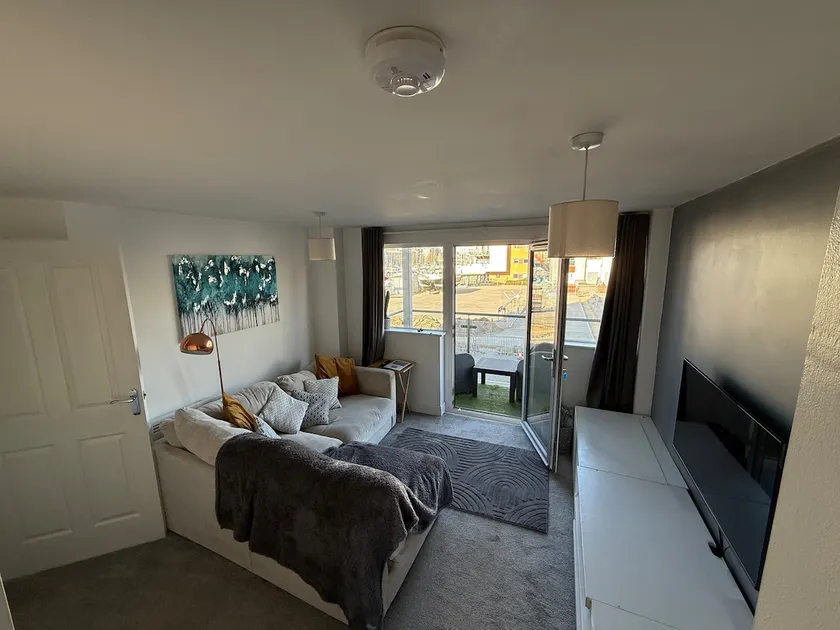 Stylish Marina Apartment with Stunning Views - Image 1