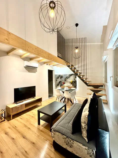 Air-Conditioned Designer Apt. Free Parking/Wifi - Image 1