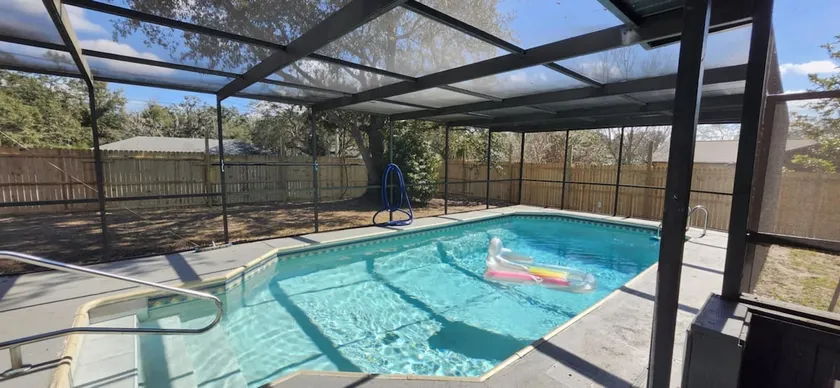 Cozy 3br home with private pool & indoor fireplace - Image 1