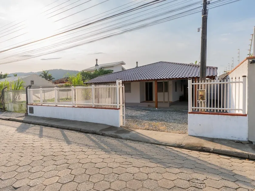 Spacious summer house, good location - Image 1
