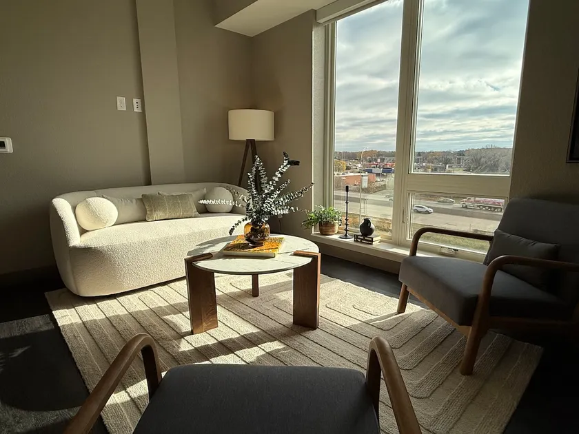 Chic 2BR/2BA with Stunning Views & Laundry - Image 1