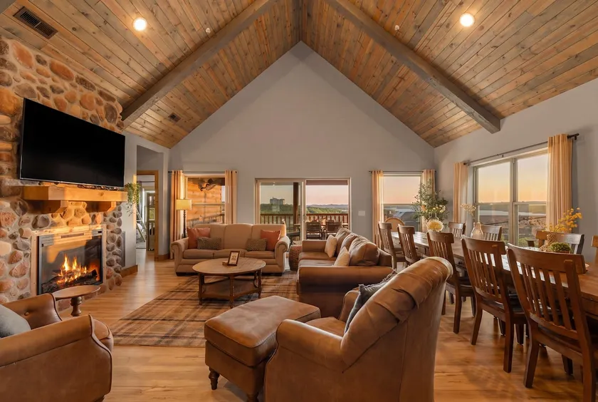 Spacious Lake View Cabin! - Image 1