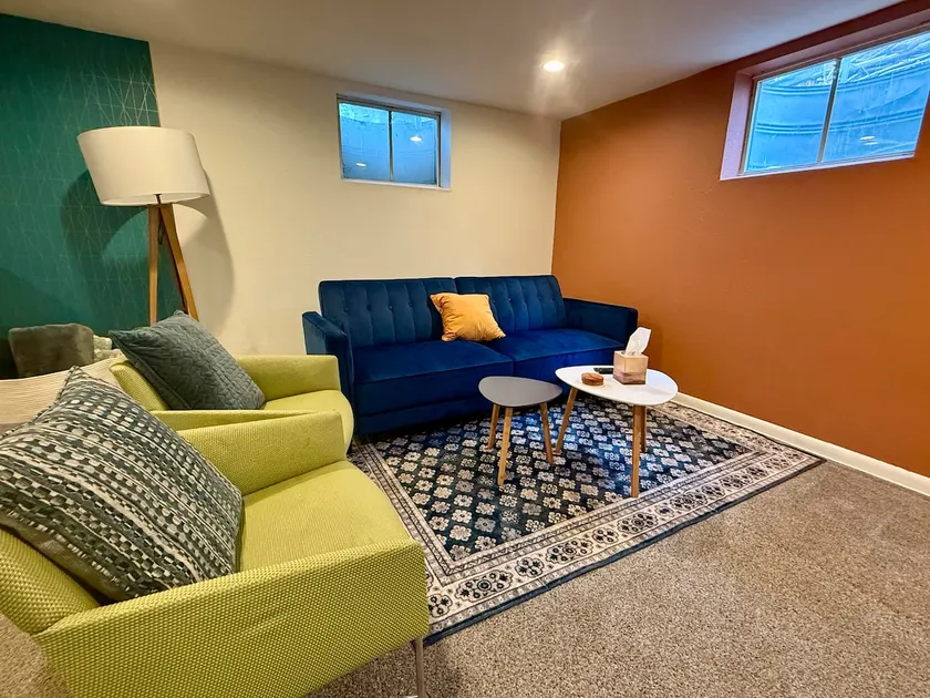 Modern Comfort, Retro Vibes - Image 1