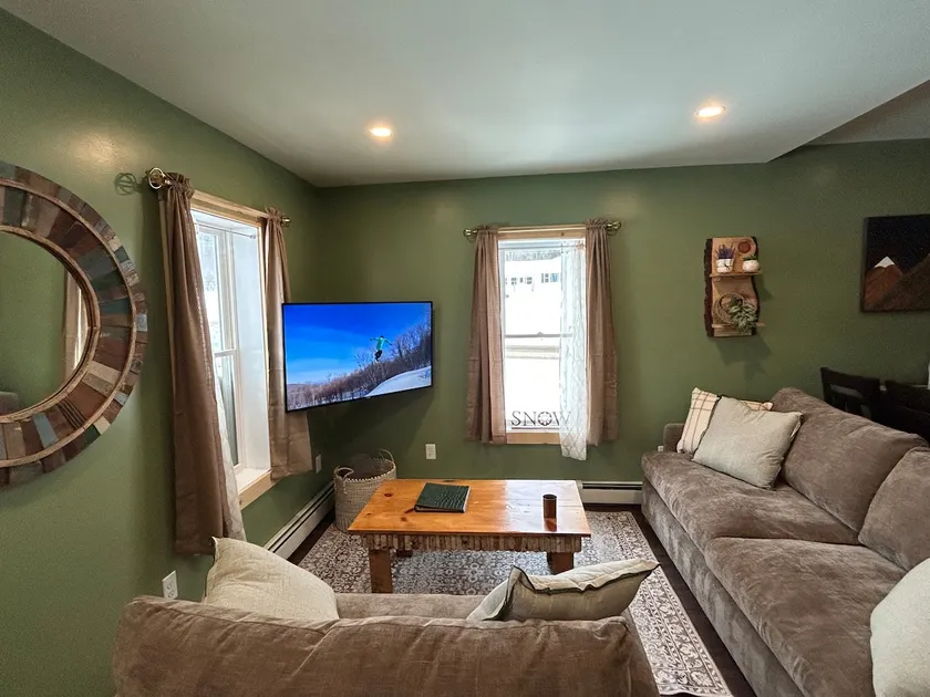 Green Pine Getaway King Bed 2 Bath near Jay Peak! - Image 1