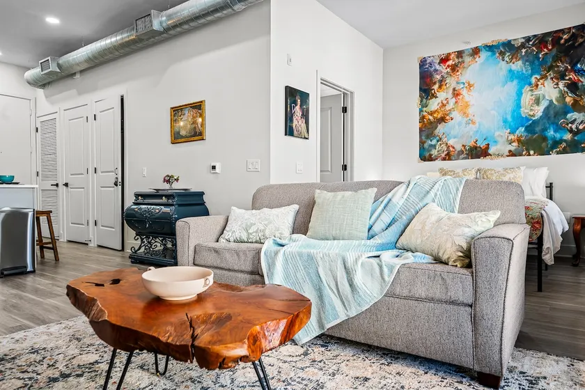 The Victorian Rose | 2 Bed Studio | Prime Location - Image 1