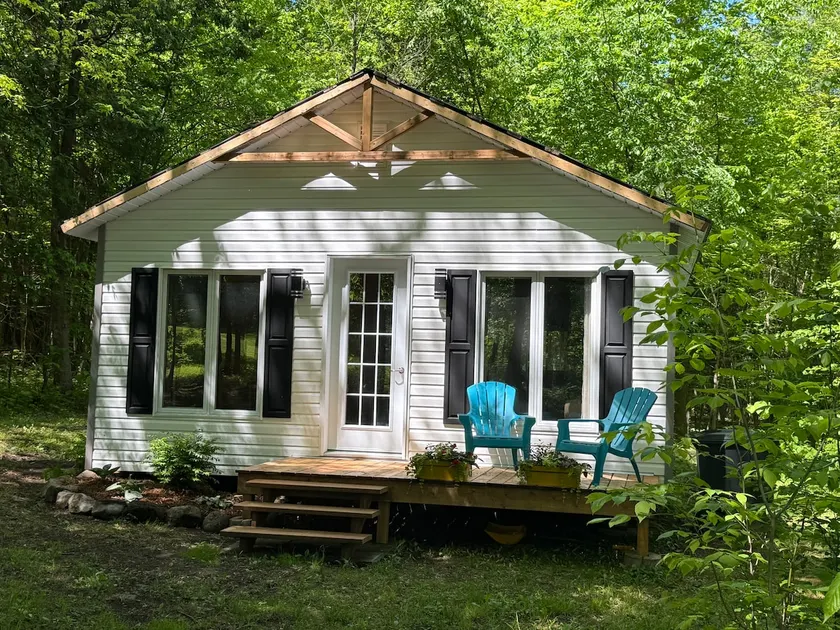 Chalet on a wooded estate - Image 1