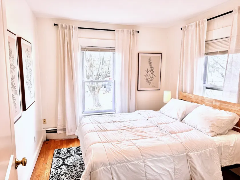 Light-filled 3-br on park - Image 1