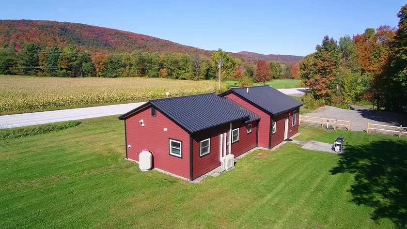 Peaceful home with mountain views - Image 1