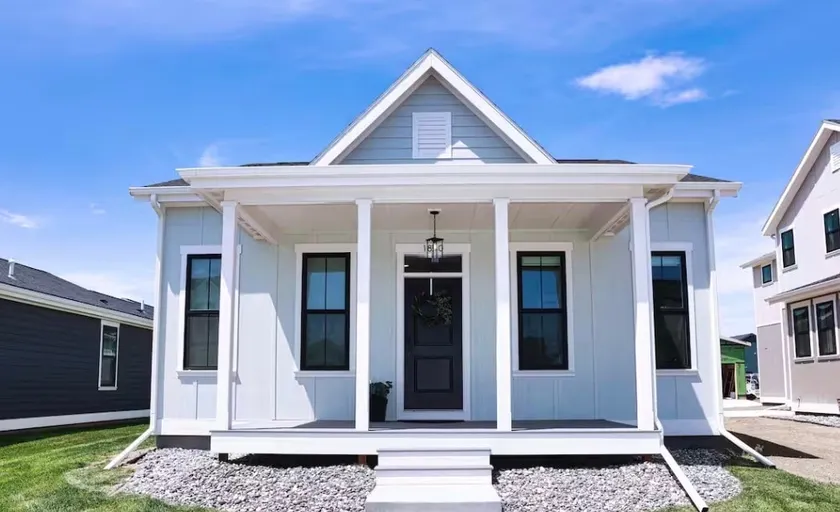 *BRAND NEW* Sparkling 1-Level 2-BDRM King! - Image 1
