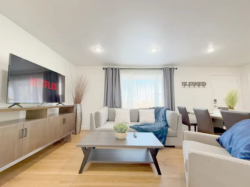 Sleep 17| 6 Bedroom| Red Rock| DT| Convention Cntr - Image 1