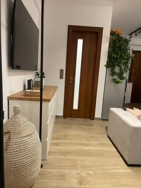 Luminous Studio Apartment - Image 1