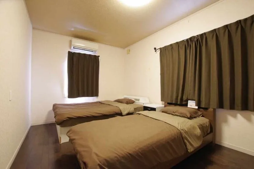 Private space limited to one group. You can cook and do laundry, and long-term stays are also possible. - Image 1