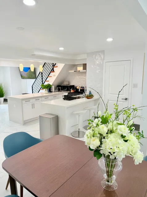Coastal Luxe Retreat - Image 1