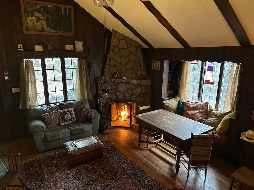 Cottage on a hill - Image 1